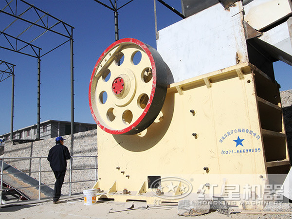 顎式破碎機(jī)生產(chǎn)現(xiàn)場 顎式破碎機(jī)生產(chǎn)現(xiàn)場