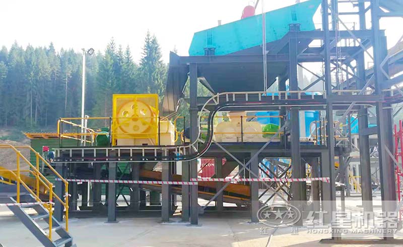 輥式制砂機(jī)現(xiàn)場實拍